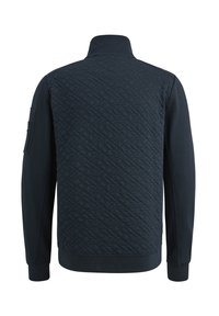 Marineblaues Jacket mit einer gesteppte Textur auf dem Rücken, hohem Kragen, langen Ärmeln und einer Patchtasche am linken Arm. Insgesamt glattes Material.