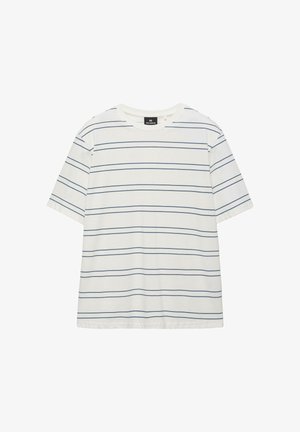 Hvid T-shirt med korte ærmer, tynde, jævnt fordelte horisontale marineblå striber og rund halsudskæring.