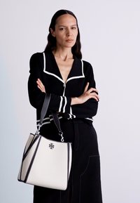 Tory Burch MCGRAW CANVAS BUCKET BAG - Sac à main - natural multi