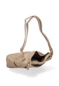 Borsa a mano in pelle beige con due manici regolabili, texture morbida, chiusure a zip e design piegato. Presenta dettagli in metallo dorato.