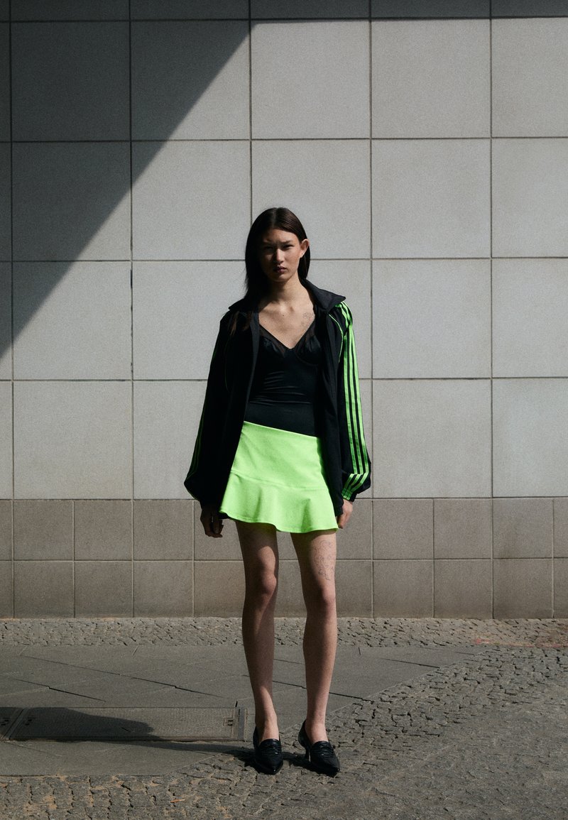 adidas Originals SKIRT - Minisukně - signal green