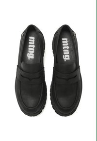 Scarpe slip-on nere in pelle liscia con punta arrotondata, dettagli minimi e suola in gomma testurizzata per una buona aderenza.