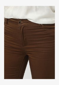 Seleccionado, marron
