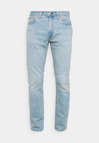 Jeans de denim azul claro con un diseño de pierna recta, estilo de cinco bolsillos y un ligero desvanecimiento; cuenta con un cierre tradicional de botón y cremallera.