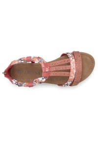 Koraal kleurige sandalen met een bloemenpatroon, met kralenaccenten en drie banden. Zachte bruine voetbed met een gestructureerd oppervlak en logo-detail.