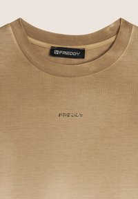 T-shirt color khaki a maniche corte con scollatura rotonda, texture morbida e un logo Freddy sottile in testo sul davanti.