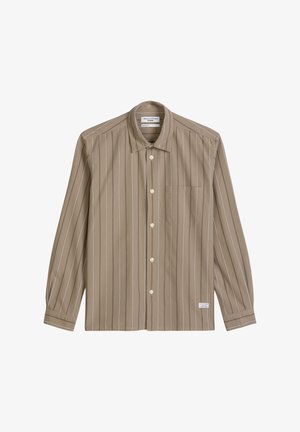 Beige langärmliges Hemd zum Knöpfen mit weißen und dunklen vertikalen Streifen, einer Brusttasche und einem kleinen Etikett in der Nähe des Saums.