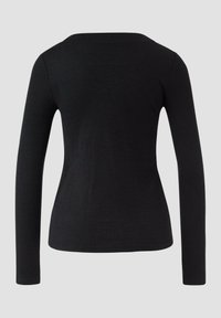 Czarna bluzka z długim rękawem wykonana z prążkowanego materiału. Posiada dekolt typu łódka oraz dopasowany krój, o gładkiej i miękkiej fakturze.