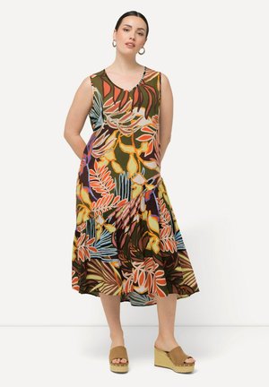 Ärmelloses, florales Kleid mit lebhaften orange, blauen und grünen Mustern auf einem braunen Hintergrund; hat eine lockere Passform und einen knielangen Saum.