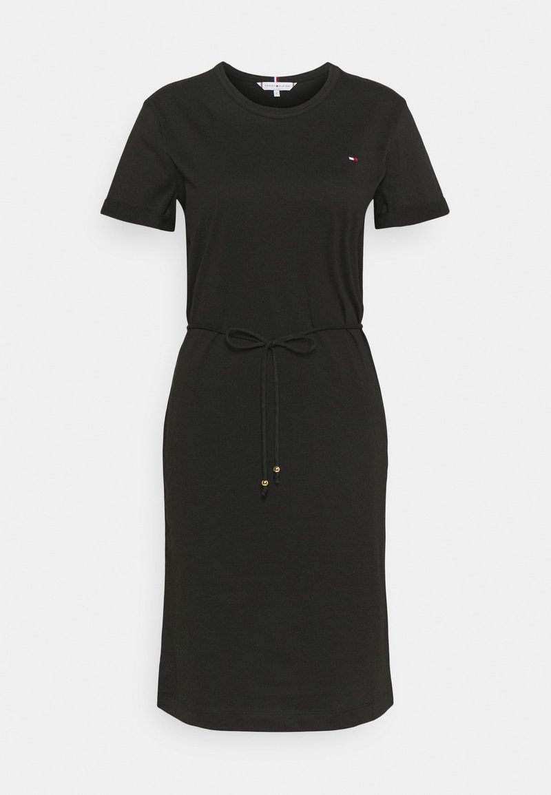 Czarna, krótka sukienka casualowa z krótkim rękawem, okrągłym dekoltem, cienkim paskiem w talii z metalowymi końcówkami oraz małym haftowanym logo marki na klatce piersiowej.