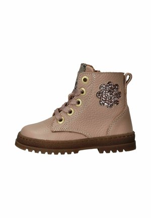 Roze gestructureerde leren kinderschoen met een bruine zool, veters aan de voorkant en een glinsterend bloemdetail aan de zijkant.