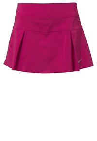 Falda atlética rosa hecha de tela suave, con un diseño plisado, cinturilla elástica y un pequeño detalle de logo reflectante en un lado.