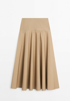 Jupe midi beige taille haute avec large ceinture et plis souples, s'évasant vers l'ourlet pour une silhouette fluide.