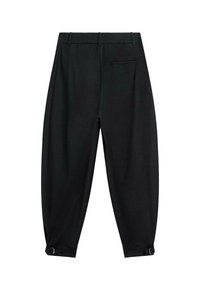 Zwarte broek van gladde stof, met een hoge taille, taps toelopende pijpen, zijzakken en verstelbare gespen bij de boorden.