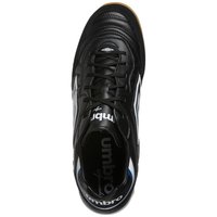 Scarpini da calcio neri in pelle con una texture, caratterizzati da un marchio bianco, lacci neri e una suola in gomma color nocciola. Nessun accento visibile.