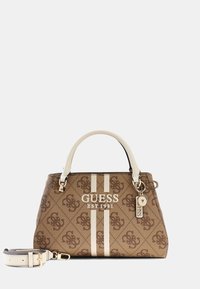 Sac à main brun à motifs avec des accents crème, deux poignées supérieures, design à rayures doubles et une bandoulière détachable. Logo de la marque présent.