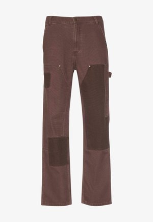 Pantaloni da lavoro marroni con toppe rinforzate di un marrone più scuro, vestibilità dritta, cinque tasche e chiusura con bottone, realizzati in tessuto resistente.