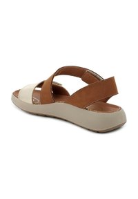 Sandalo marrone e crema con design a incrocio, suola interna imbottita e suola leggera beige con grip testurizzato.