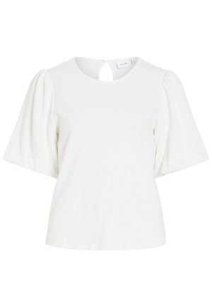 Balta blūze ar teksturētu audumu, apaļš kakla izgriezums, īsas pūkainas piedurknes un neliela atslēgas cauruma pogas aizdare aizmugurē.