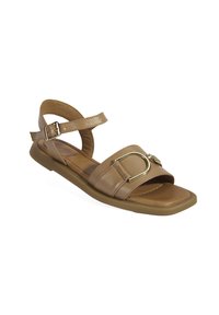 Sandale en cuir marron avec une bride de cheville réglable, bout ouvert, accent de boucle dorée et semelle en caoutchouc plate pour le confort.