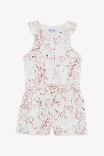 Blommigt jumpsuit i mjuk bomullsmix, med volangärmar, knappfram och knytning i midjan. Finns i färgerna vit, rosa och beige.
