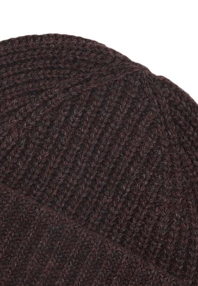 Brun strikket hue med struktureret ribmønstret, der har et glat, varmt materiale og en let skrå pasform i toppen.