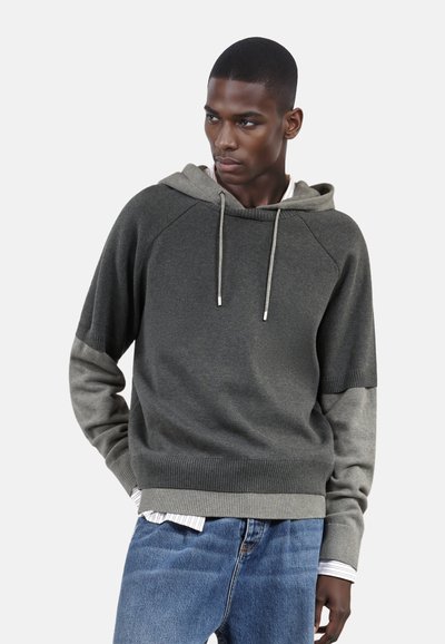 Hoodie con girocollo in verde scuro e grigio chiaro, con maniche raglan, cintura regolabile e fondo a costine. Evidente dettaglio in tessuto testurizzato.