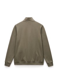 Sudadera verde oliva con mangas largas y cuello alto, que presenta una textura suave y puños acanalados en el dobladillo y las mangas.