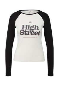 Langärmliges weißes Hemd mit schwarzen Raglanärmeln, Text "London High Street" und kleinerem "Ikonische Wahrzeichen und versteckte Schätze" auf der Vorderseite.