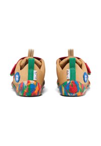 Scarpe in tessuto beige con accenti rossi, pannelli verdi e suole con motivi colorati. Presentano cinturini in Velcro e toppe con logo sul tallone.