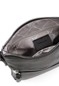 Borsa a mano in pelle grigia con un esterno testurizzato, hardware della cerniera argento e un interno grigio chiaro con un motivo geometrico e tasca con cerniera.