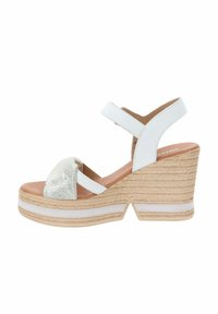 Sandalo bianco con tacco a cuneo, caratterizzato da una punta argentata testurizzata, doppie cinghie alla caviglia e un tacco avvolto in juta con accenti bianchi.