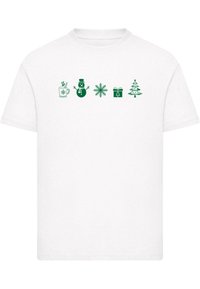 T-shirt bianco in cotone con grafiche a tema festivo in verde: tazza, pupazzo di neve, fiocco di neve, regalo e albero di Natale disposti orizzontalmente.