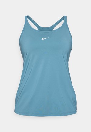 Camiseta atlética de color azul claro, hecha de material sintético, con un escote redondo y un diseño de espalda nadadora, que presenta un pequeño logo blanco en el pecho.