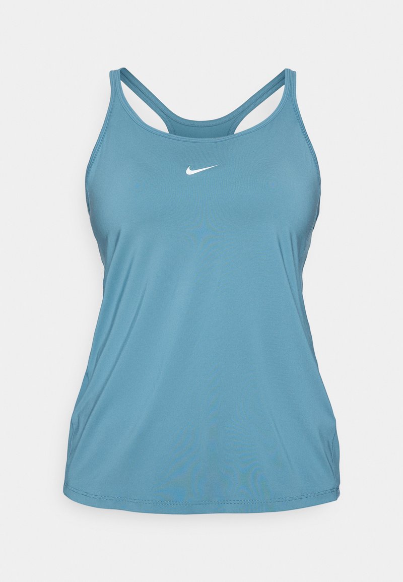 Lichtblauw sporttanktop gemaakt van synthetisch materiaal, met een ronde hals en racerback ontwerp, voorzien van een klein wit logo op de borst.