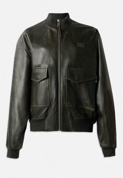 Czarna skórzana kurtka bomberka z prążkowanym kołnierzem i mankietami, dwoma dużymi kieszeniami z przodu, zapięciem na zamek oraz subtelnymi detalami przeszycia.