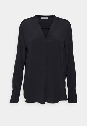 Must have pikkade varrukate must blouse sileda materjali ja V-kaelusega. Rinnal on peene pleedi detail ja lahtine lõige. Varrukad on mansetiga.