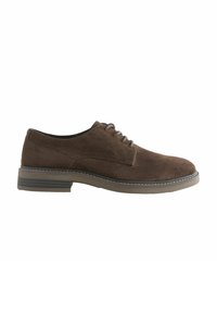 Chaussures en daim marron à lacets avec un bout rond et une semelle en caoutchouc robuste. Présentent un design épuré et des coutures contrastantes le long de la semelle.