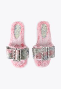 Różowe, futrzane klapki z błyszczącą klamrą z cyrkoniami i teksturowanym wzorem. Miękka tkanina i wyprofilowana wkładka dla komfortu.