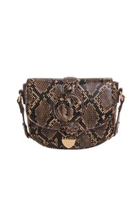 Piccola borsa a tracolla con motivo di pelle di serpente marrone e nera, dotata di una fibbia circolare e di una chiusura triangolare dorata, su uno sfondo bianco.