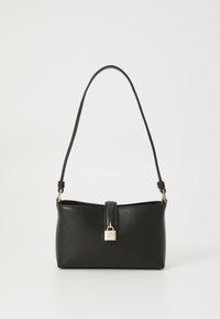 Sac à main en cuir noir avec une silhouette élancée, doté d'une hanche supérieure et d'un détail de cadenas doré. Texture lisse, design minimaliste.