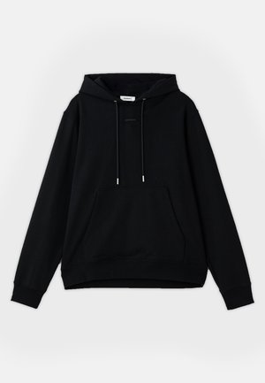 Črna kapuca iz bombaža. Ima sprednji žep, prilagodljive vrvice, rebraste manšete in sproščen kroj. Logotip je natisnjen na prsih.