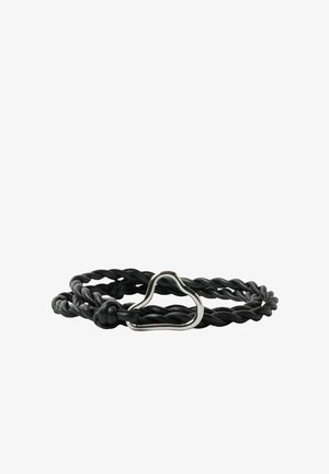 Bracelet en cuir tressé noir avec un fermoir en métal argenté en forme de cœur ; présente une texture torsadée et un design à double boucle.