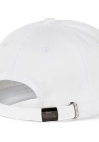 Bílá čepice vyrobená z bavlny, s zakřiveným kšiltem, nastavitelným zadním popruhem a kovovým nastavovačem s logem. Hladký povrch.