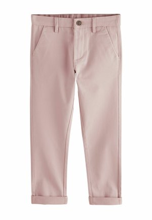 Lichtroze cropped broek met knoopsluiting, riemlussen, schuin geplaatste steekzakken aan de voorkant en omgeslagen zoom, platgelegd op een witte achtergrond.