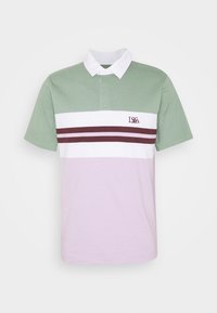 Koszulka polo w miętowym górnym odcinku, z białym poziomym paskiem i jasnoliliowym dolnym section; posiada biały kołnierzyk i haftowany detal logo.