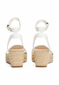 Weiße Espadrille-Wedgesandalen mit einem juteumwickelten Absatz, verstellbarem Knöchelriemen und Obermaterial aus glattem Stoff. Mit einer Sohle in Naturfarbe.