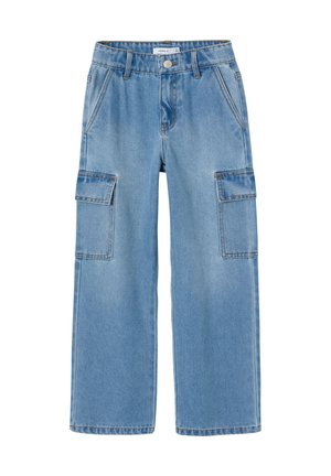 Jasnoniebieskie spodnie cargo z denimu, z szerokimi nogawkami, przednim guzikiem i suwakiem, bocznymi kieszeniami z patką oraz szlufkami na pasek.