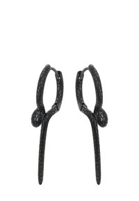 Černé náušnice s texturovaným vzorem vypadávajícím jako hadí kůže, které mají zakřivený design a kulatou ozdobnou kuličku na základně každého háčku.