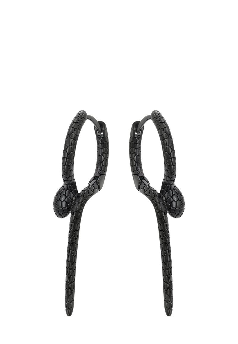 Černé náušnice s texturovaným vzorem vypadávajícím jako hadí kůže, které mají zakřivený design a kulatou ozdobnou kuličku na základně každého háčku.